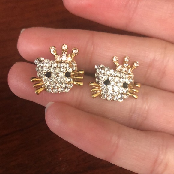 Hello kitty in a crown studs - Picture 4 of 5